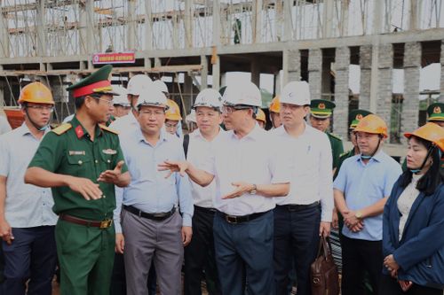 Ủy viên Ban Chấp hành Trung ương Đảng, Phó Bí thư Tỉnh ủy, Chủ tịch UBND tỉnh Hồ Văn Mười kiểm tra thực tế tiến độ thi công tại Trường Phổ thông nội trú liên cấp Tiểu học và THCS Thuận An