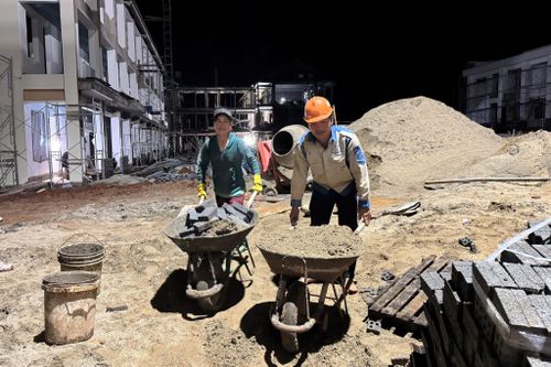 Hơn 300 công nhân tích cực tăng ca để Trường Phổ thông nội trú liên cấp Tiểu học và THCS Thuận An kịp tiến độ
