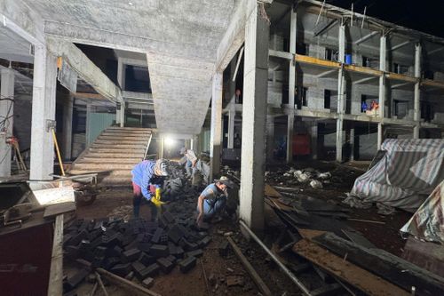 Các đội thợ miệt mài thi công không kể ngày đêm để kịp tiến độ