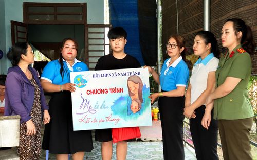 Đối với em Nguyễn Thanh Duy, mỗi phần quà được trao không chỉ giúp em có thêm điều kiện học tập, mà còn là lời động viên, tiếp thêm niềm tin trên chặng đường nuôi dưỡng ước mơ