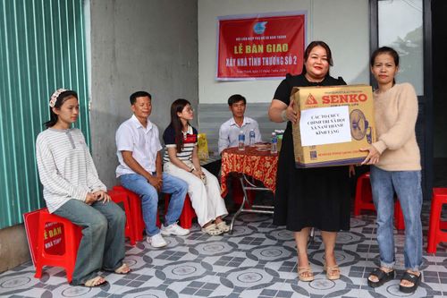 Mái ấm mới không chỉ giúp hai mẹ con chị Huỳnh Thị Thúy Phương (ngoài cùng bên phải) có nơi ở ổn định, mà còn trở thành nguồn động viên để chị tiếp tục điều trị bệnh, nuôi dạy con