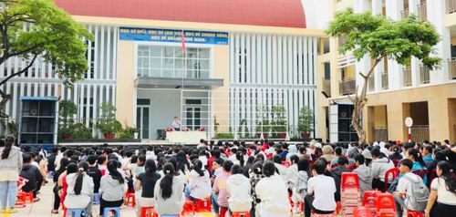 Trường THPT Phan Bội Châu - Phan Thiết tổ chức tư vấn trực tiếp về lựa chọn tổ hợp môn