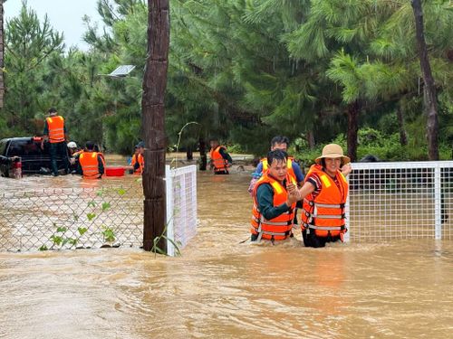 Lực lượng DQTV hỗ trợ di dời người dân ra khỏi vùng ngập lụt ở Bảo Lộc