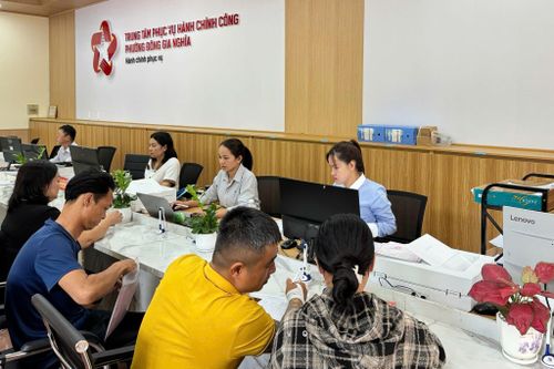 Người dân làm thủ tục hành chính về đất đai tại Trung tâm Phục vụ hành chính công phường Đông Gia Nghĩa, tỉnh Lâm Đồng