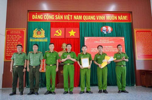 Đại tá Nguyễn Văn Dũng, Phó Giám đốc Công an tỉnh Lâm Đồng trao thưởng cho Công an phường Nam Gia Nghĩa