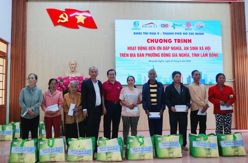 Ông Nguyễn Phú Nghĩ, Phó Chủ tịch Ủy ban MTTQ Việt Nam tỉnh Lâm Đồng và đại diện Khối Thi đua số 9 - TP Hồ Chí Minh trao 20 phần quà cho các hộ gia đình đồng bào dân tộc thiểu số