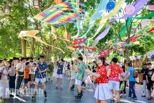 Đội ngũ nhân sự sáng tạo trẻ đóng vai trò nòng cốt trong việc tạo dựng các sự kiện văn hóa, nghệ thuật đường phố mới lạ, góp phần định vị Ninh Bình trở thành trung tâm du lịch sáng tạo và hiện đại.