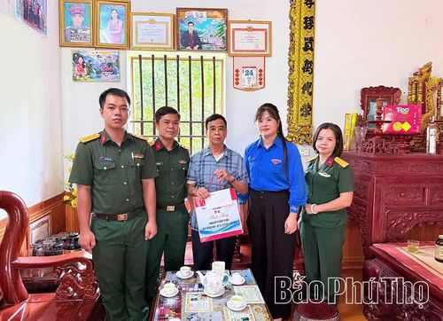 Đoàn thanh niên xã Hy Cương thăm hỏi, tặng quà các gia đình chính sách nhân dịp kỷ niệm Ngày Thương binh - Liệt sĩ 27/7.