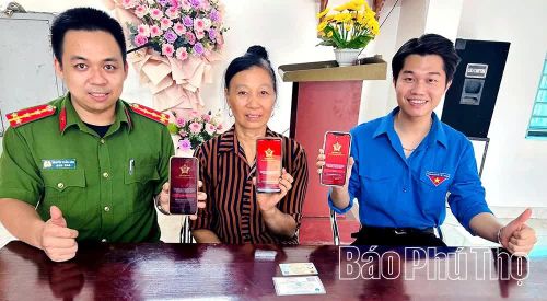 Đoàn thanh niên xã Bản Nguyên tuyên truyền vận động, hướng dẫn Nhân dân kích hoạt, sử dụng tài khoản định danh điện tử mức 2.