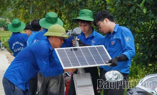 Đoàn thanh niên xã Hương Cần phối hợp với Đoàn thanh niên – Hội Sinh viên Trường Đại học Kiến trúc Hà Nội triển khai công trình thanh niên “Thắp sáng đường quê”.