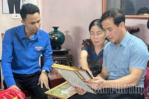 Đoàn thanh niên xã Sơn Đông phục dựng và trao tặng ảnh các Anh hùng liệt sĩ tới thân nhân các gia đình trên địa bàn xã.
