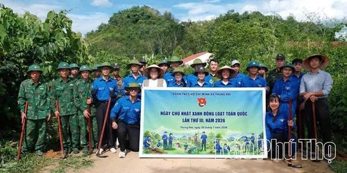 Đoàn viên thanh niên xã Thung Nai ra quân Ngày Chủ nhật xanh.