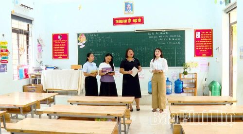 Ban Giám hiệu Trường Tiểu học Tam Hồng 2 kiểm tra cơ sở vật chất, chuẩn bị các điều kiện phục vụ năm học mới sau sắp xếp.