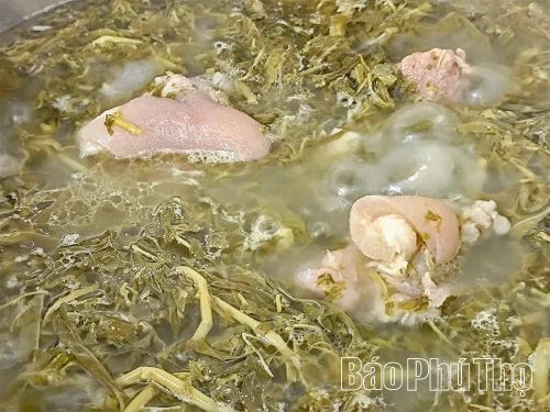 Bát canh rau sắn nấu với móng giò nóng hổi vừa có độ béo mà vẫn giữ vị bùi của rau sắn.