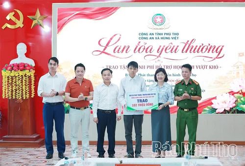 Lãnh đạo Báo và phát thanh, truyền hình Phú Thọ cùng các nhà hảo tâm trao tặng em Chu Vũ Tuấn Nam 102 triệu đồng (nguồn quỹ được huy động qua Chương trình PTV - Kết nối yêu thương).