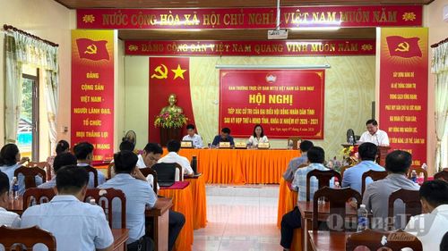 Quang cảnh hội nghị tiếp xúc cử tri tại xã Sen Ngư - Ảnh: N.L