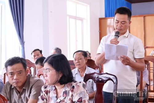 Cử tri xã Nam Cửa Việt trình bày ý kiến tại hội nghị - Ảnh: H.T