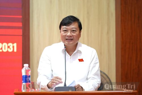 Đồng chí Lê Hồng Vinh, Chủ tịch UBND tỉnh trả lời, làm rõ các ý kiến, kiến nghị của cử tri xã Quảng Ninh - Ảnh: T.Đ