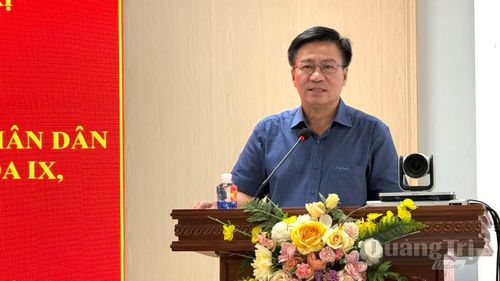 Đồng chí Đào Mạnh Hùng, Phó Chủ tịch Thường trực Ủy ban MTTQ Việt Nam tỉnh thay mặt tổ đại biểu tiếp thu ý kiến của cử tri - Ảnh: N.L