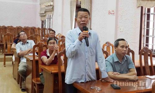 Cử tri xã Cam Lộ nêu ý kiến tại buổi tiếp xúc - Ảnh: A.V