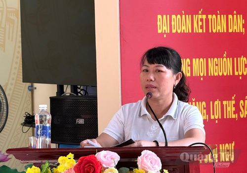 Cử tri xã Sen Ngư phát biểu ý kiến tại hội nghị - Ảnh: N.L