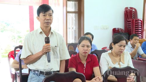 Cử tri xã Hướng Hiệp trình bày kiến nghị tại buổi tiếp xúc - Ảnh: M.V