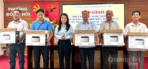 Đại diện lãnh đạo phường Đồng Hới trao thiết bị công nghệ thông tin cho các tổ dân phố - Ảnh: H.Tr