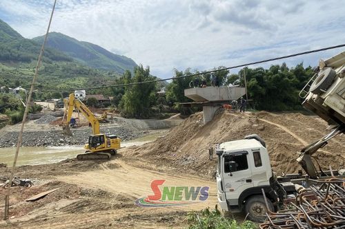 Thi công cầu qua sông Mã, bản Pe Tiến, xã Chiềng Sơ.