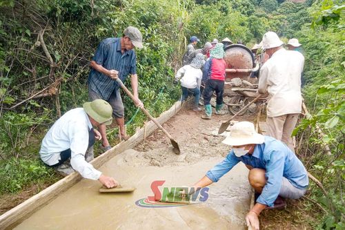 Nhân dân bản Nà Lốc, xã Chiềng Sơ đóng góp ngày công thực hiện bê tông tuyến đường nội bản.