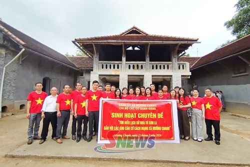 Sinh hoạt chuyên đề của Chi bộ Các cơ quan Đảng xã Mường Chanh tại di tích lịch sử Nhà tù Sơn La.