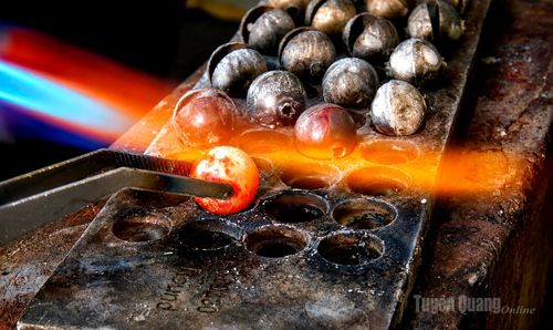 Sản phẩm được nung ở nhiệt độ cao trước khi chuyển sang các công đoạn hoàn thiện.