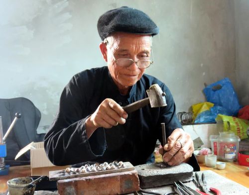 Ông Lù Lao Khún, 72 tuổi đã có 55 năm gắn bó với nghề chế tác bạc. Ông tỉ mỉ tạo hình từng chi tiết của sản phẩm bằng phương pháp thủ công.