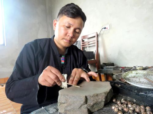 Anh Lù Văn Nghiêm cẩn thận mài, dũa từng chi tiết trước khi chuyển sang công đoạn nung.