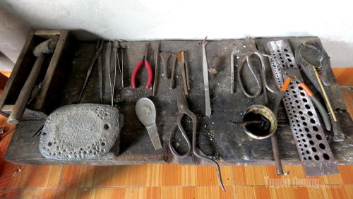 Những dụng cụ thủ công gắn bó với người làm bạc qua nhiều năm, góp phần tạo nên những sản phẩm tinh xảo.