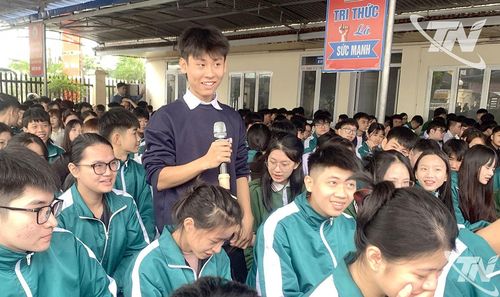 Học sinh Trường THPT Võ Nguyên Giáp trả lời câu hỏi tại buổi tuyên truyền pháp luật. Ảnh T.L