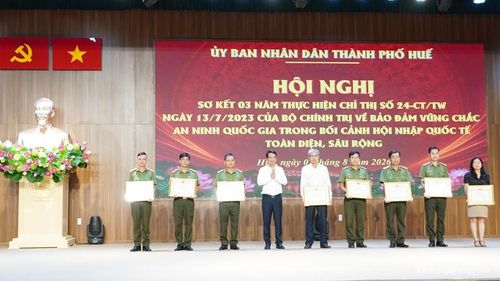  Phó Chủ tịch UBND TP. Huế Trần Hữu Thùy Giang trao bằng khen cho các tập thể, cá nhân có thành tích xuất sắc trong thực hiện Chỉ thị số 24-CT/TW.
