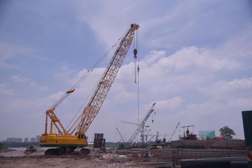Công trường dự án cầu Trần Hưng Đạo, phường Hồng Hà, TP Hà Nội.