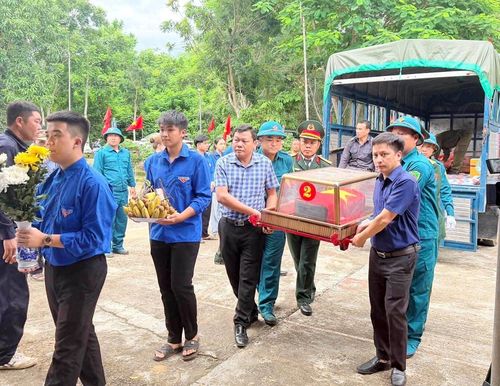 Hài cốt của 2 liệt sĩ được đưa về Nghĩa trang Liệt sĩ Hương Khê (xã Hương Khê, Hà Tĩnh)