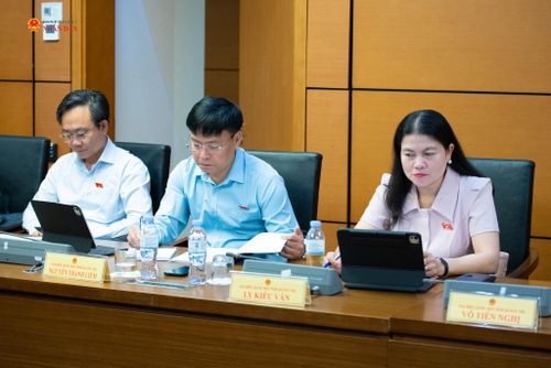 Đoàn ĐBQH Quảng Trị tham dự phiên thảo luận tại Tổ 13