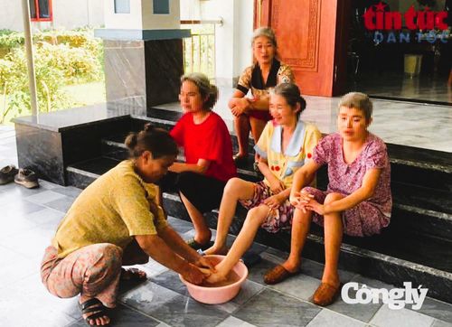 Bà Nguyễn Thị Đàn, vợ ông Lê Đình Dểnh đang chăm sóc cho 4 người con đều bị nhiễm chất độc da cam,dioxin. Ảnh: Báo Tin tức
