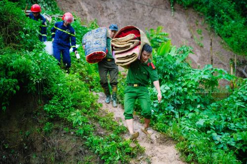 Lực lượng Công an hỗ trợ nhân dân di chuyển tài sản đến nơi an toàn.