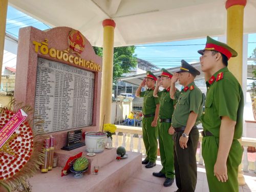 Cán bộ - chiến sĩ Công an xã Diên Lâm viếng hương tại Nhà tưởng niệm liệt sĩ ở địa phương. Ảnh: Hữu Toàn.