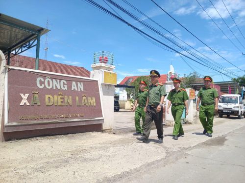 Một tổ công tác của Công an xã Diên Lâm khởi đầu ca tuần tra bảo vệ an ninh trật tự ở địa phương. Ảnh: Hữu Toàn.