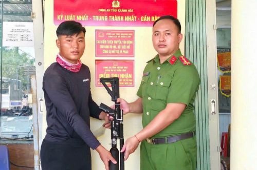 Anh Nguyễn Đình Long - một người dân tự nguyện giao nộp khẩu súng hơi PCP cho Công an xã Diên Lâm.