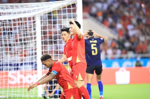 Các cầu thủ Việt Nam ăn mừng bàn thắng nâng tỷ số lên 3-1.