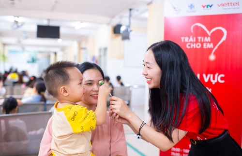  “Trái tim cho em” đến với các tỉnh không chỉ để phát hiện những em bé mắc tim bẩm sinh, mà để mở ra hy vọng chữa trị cho những hoàn cảnh thiếu thốn. Ảnh: MB Life