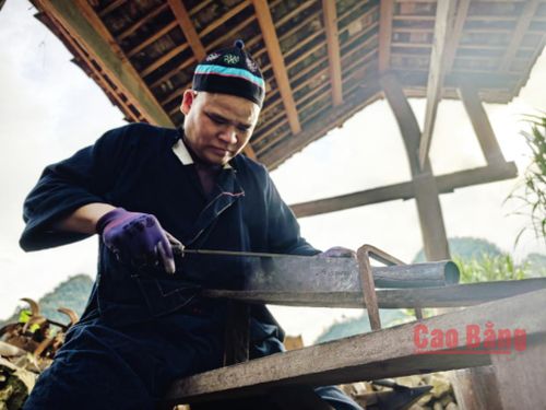 Công đoạn mài quyết định độ sắc và tính thẩm mỹ của sản phẩm.