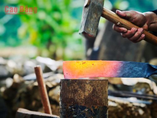 Khi thanh thép đã chuyển sang màu đỏ cam, người thợ bắt đầu rèn bằng từng nhịp búa.