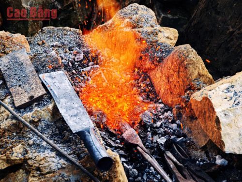 Khi than đã đủ độ, người thợ sẽ nung thép thô trong lò.