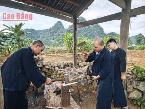 Ở Phúc Sen, người thợ khi quai búa rất nhẹ nhàng nhưng vẫn đảm bảo đủ lực tối đa cho mỗi lần đập.